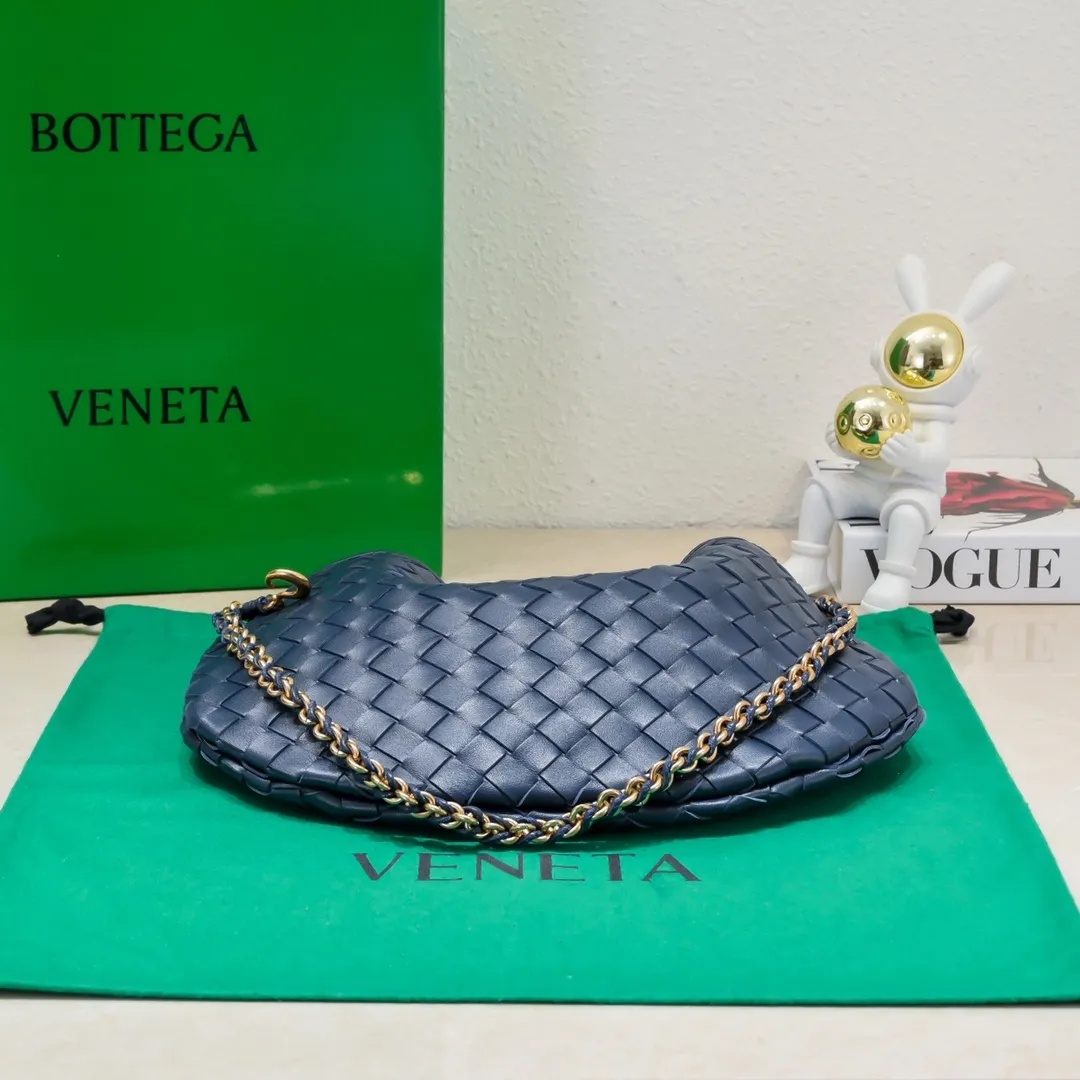Batch 1860 Bv2024 early spring new product ⛓️Chain SARDINE 💙 Upgraded chain shoulder strap ⛓️ Chic and high-end, showing the fashion taste of urban women! Metal handles and classic weaving are combined together to perfectly integrate art and elegance. Through exquisite craftsmanship, new sardine-shaped handles are cast, and the brass material is the finishing touch. Each handle has a unique light-floating effect. The top-grade sheepskin material is woven to create a half-moon-shaped bag body, which has a fleshy touch and satisfies the preferences of those who pay attention to details. It is the most outstanding fashionable item for any occasion! 💕 Size: 33x20x4, Model: 6768#